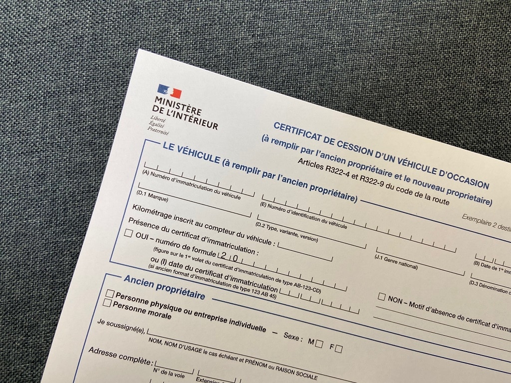Certificat de cession d’un véhicule (Cerfa 15776*02 – R20300) : tout savoir sur vos obligations
